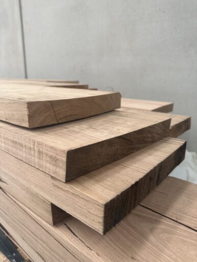 F17 KD hardwood meeting AS 2082 and AS 1720 structural standards.